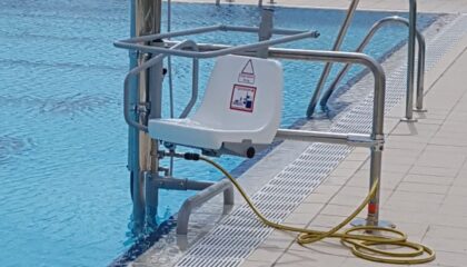 Elementos de accesibilidad para piscinas